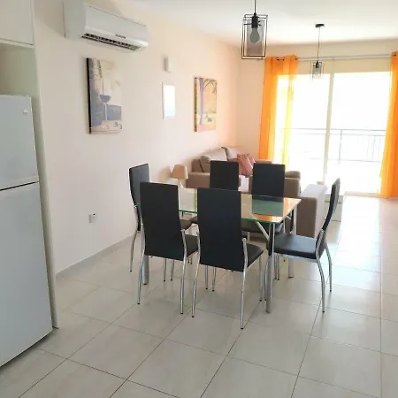 Royal Seacrest Apartment *